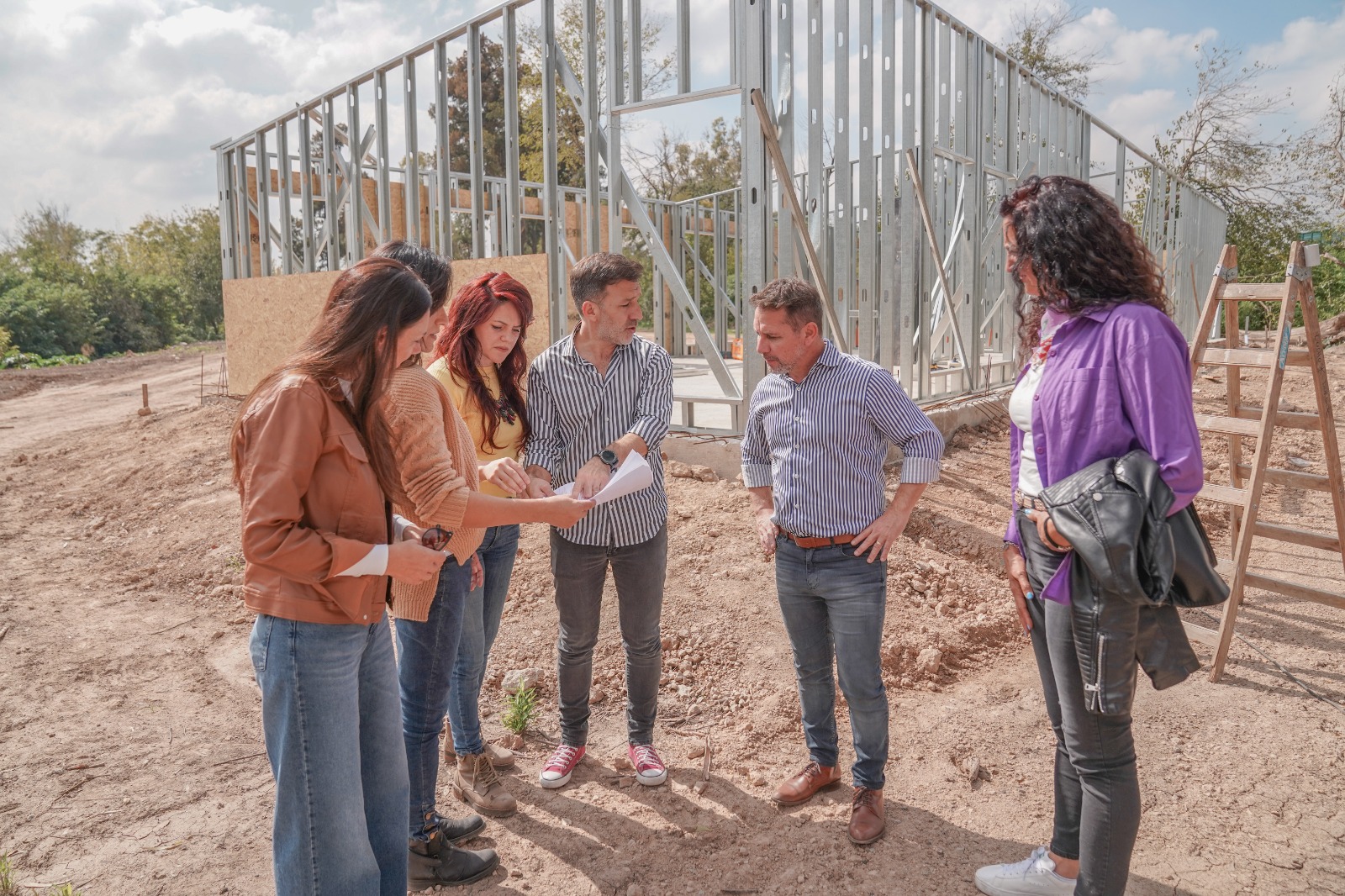 Funcionarios recorriendo obra en la Reserva Natural de Ituzaingó