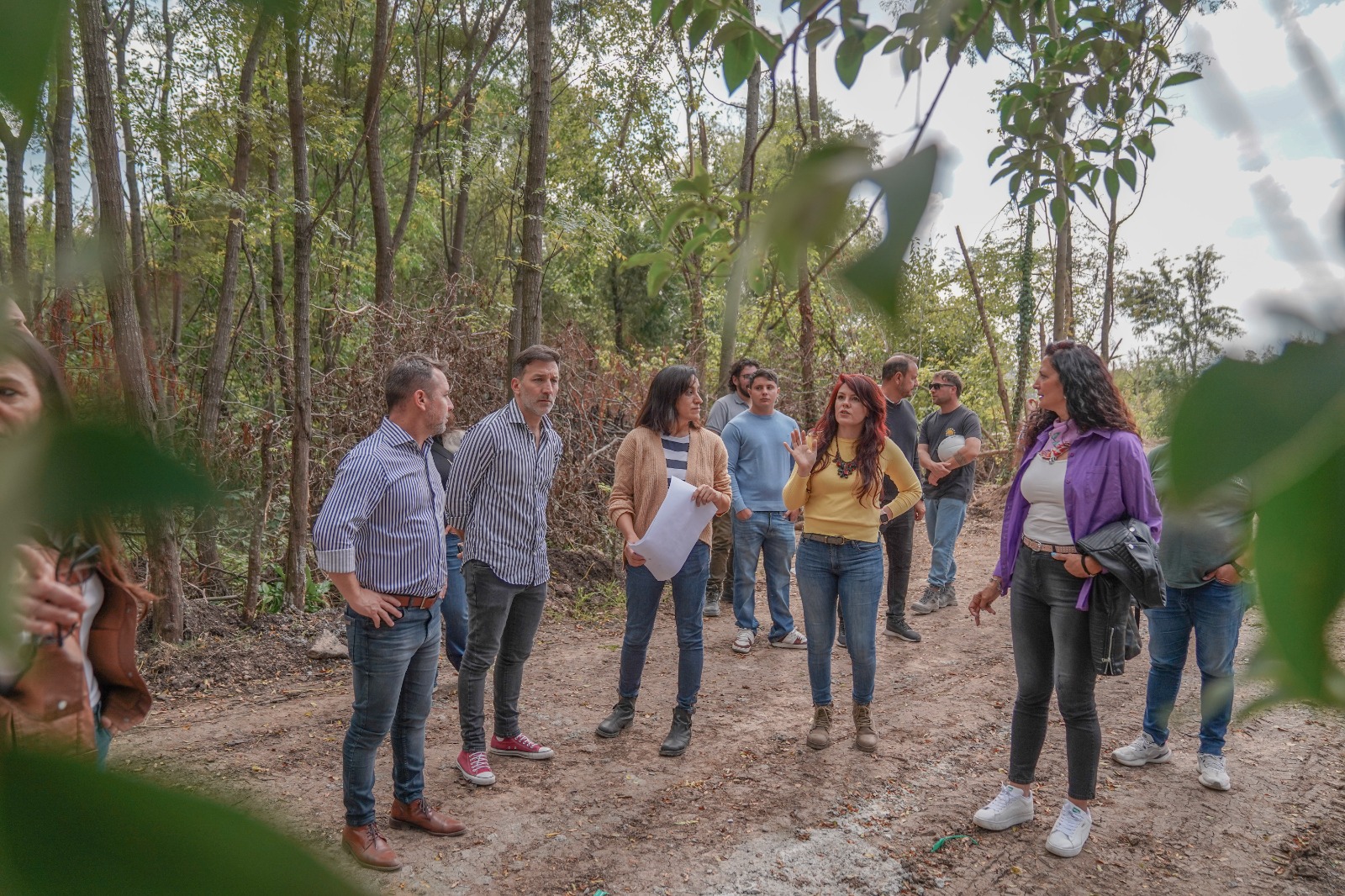 Funcionarios en el sendero natural de la Reserva