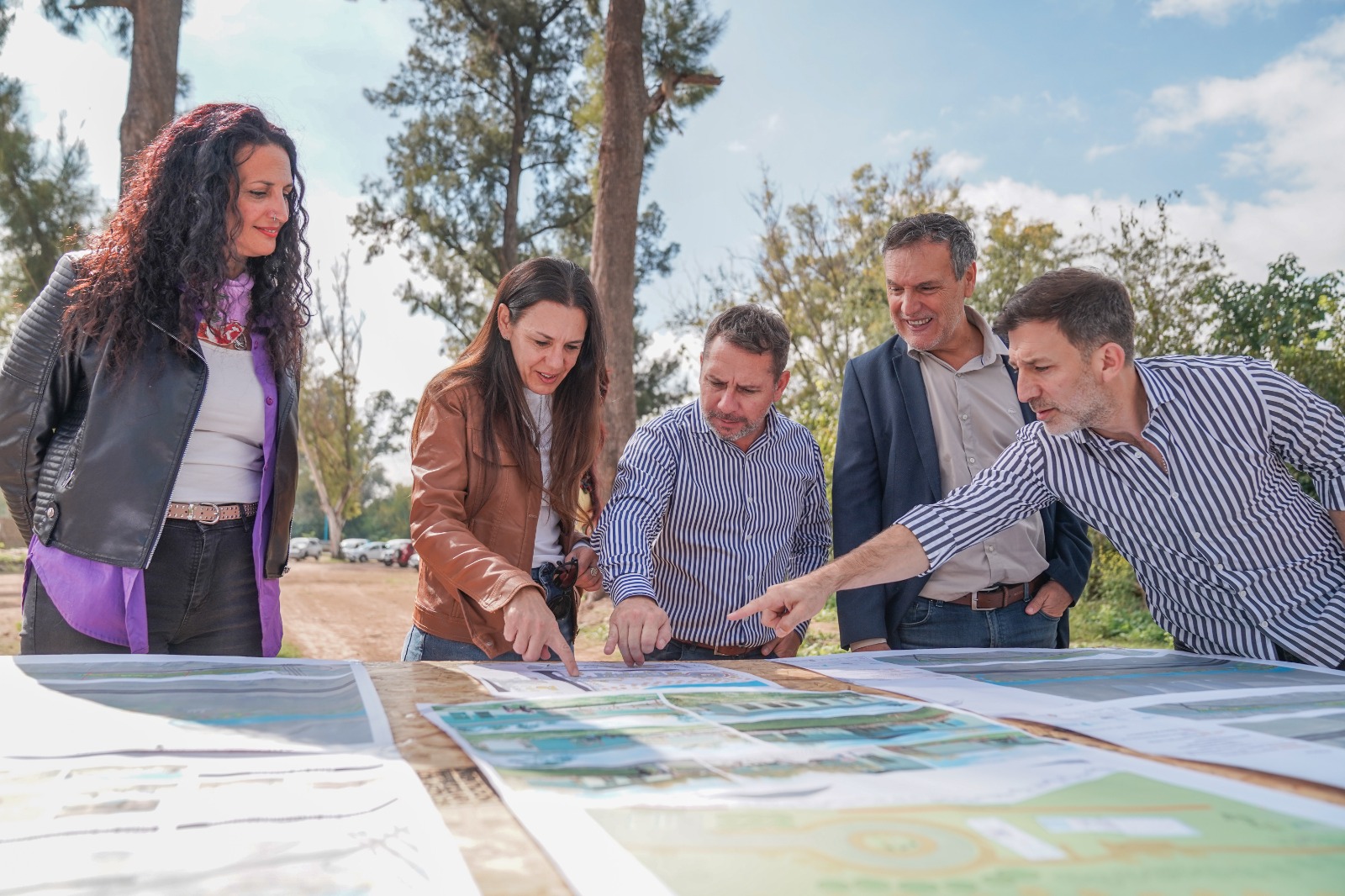 Equipo técnico señalando detalles del proyecto de la Reserva